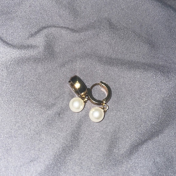 Gold pearl Huggies loops - Picture 3 of 8